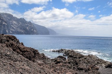 Görünümü arkasında Los Gigantes kayalardan Punto de Teno cape, Tenerife, Kanarya Adaları ve kayalık sahil şeridi