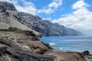 Görünümü arkasında Los Gigantes kayalardan Punto de Teno cape, Tenerife, Kanarya Adaları ve kayalık sahil şeridi
