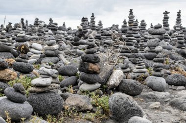 Taş yığınları (Cairns) Playa Jardin, Peurto de la Cruz, Tenerife, Kanarya Adaları, İspanya