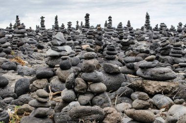Taş yığınları (Cairns) Playa Jardin, Peurto de la Cruz, Tenerife, Kanarya Adaları, İspanya