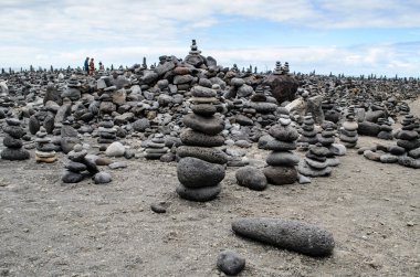 Taş yığınları (Cairns) Playa Jardin, Peurto de la Cruz, Tenerife, Kanarya Adaları, İspanya