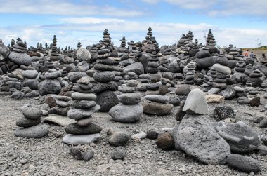 Taş yığınları (Cairns) Playa Jardin, Peurto de la Cruz, Tenerife, Kanarya Adaları, İspanya