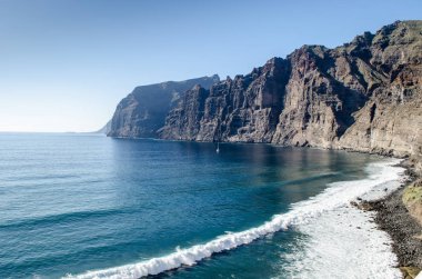 Los Gigantes Sahili uçurumlar ile bir görünüm günbatımı üzerinde