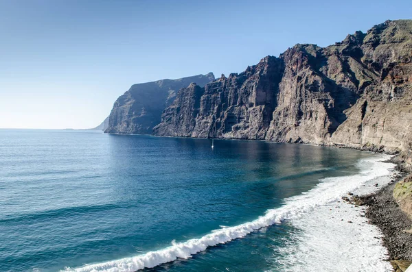 Los Gigantes Sahili uçurumlar ile bir görünüm günbatımı üzerinde