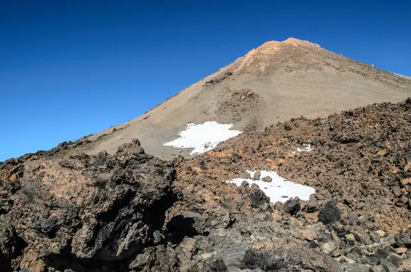 火山の溶岩火山テイデの上部山の道に沿って風景 — ストック写真