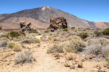 Mirador Llano de Ucanca gözlem güvertesi, Teide Ulusal Parkı, Tenerife, Kanarya Adaları, Ispanya 'dan Teide lav alanı arasında bir görünüm