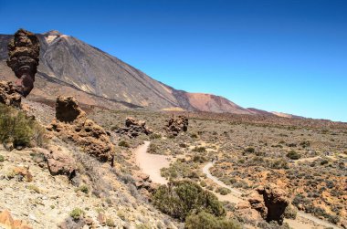 Mirador Llano de Ucanca gözlem güvertesi, Teide Ulusal Parkı, Tenerife, Kanarya Adaları, Ispanya 'dan Teide lav alanı arasında bir görünüm