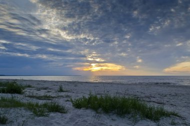 Günbatımında Jurmala 'da kumlu bir plajın manzarası, Letonya