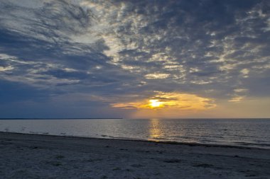 Günbatımında Jurmala 'da kumlu bir plajın manzarası, Letonya