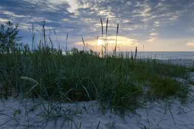 Riga Körfezi 'nde gün batımı manzarası, Jurmala, Letonya 
