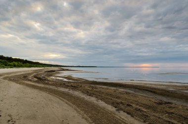 Gün batımı, Baltık Denizi, Letonya Jurmala içinde kumlu plaj görünümü