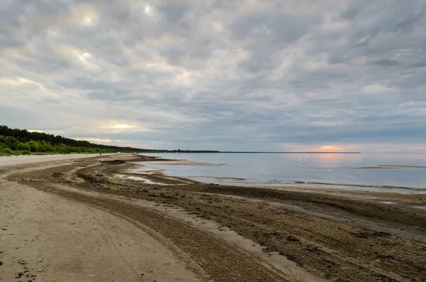 Uma vista da praia de areia em Jurmala ao pôr-do-sol, mar Báltico, Letónia — Fotografia de Stock