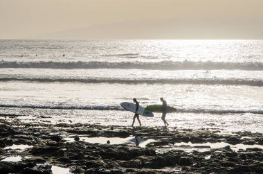 Playa de las Americas plajında sörfçüler, Tenerife, Kanarya isl