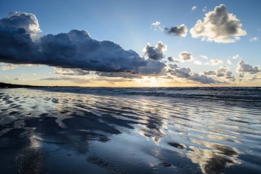 Bulutlu gökyüzü, Baltık denizi, Jurmala, Letonya ile sahilde gün batımı