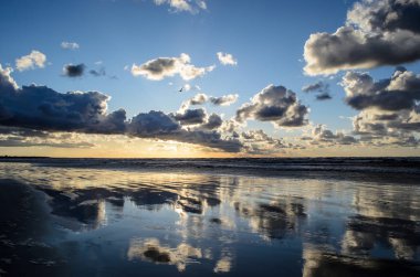 Bulutlu gökyüzü, Baltık denizi, Jurmala, Letonya ile sahilde gün batımı