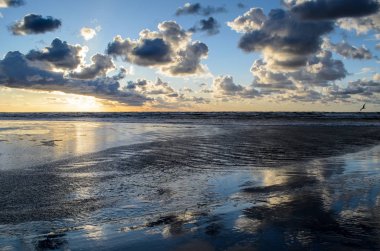Bulutlu gökyüzü, Baltık denizi, Jurmala, Letonya ile sahilde gün batımı