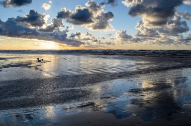Bulutlu gökyüzü, Baltık denizi, Jurmala, Letonya ile sahilde gün batımı