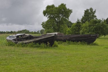 Gölün kıyısında eski balıkçı gemileri