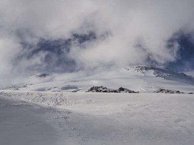 Elbruz Dağı, çift başlı Zirvesi, bulutlu