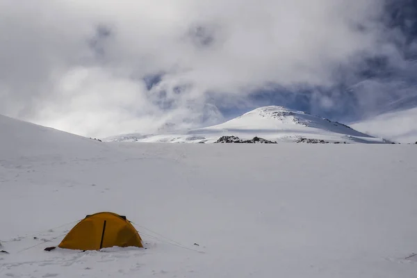 Barraca Laranja Sob Monte Elbrus — Fotografia de Stock