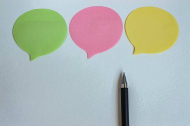 notlar için yuvarlak çıkartmalar ve beyaz arkaplan kopyalama alanı üzerinde siyah kalem