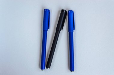 Beyaz arkaplana yazmak için mavi ve siyah kalemler