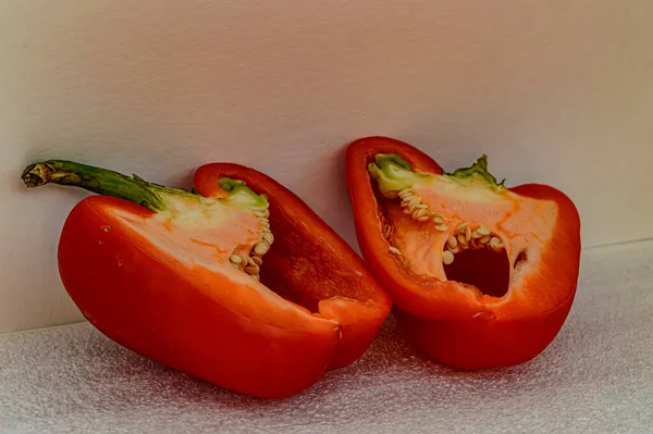 Duas Metades Pimentão Vermelho Vitaminas Orgânicas Close — Fotografia de Stock