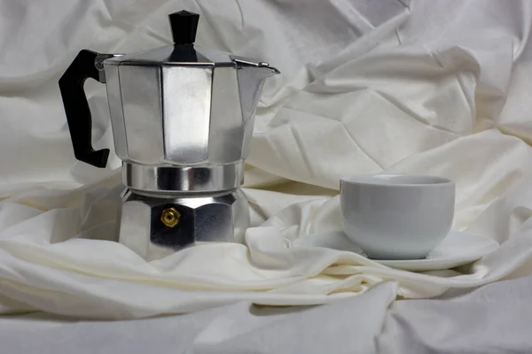 Witte Keramische Koffiebeker Aluminium Koffiepot Plooien Van Een Wit Vel — Stockfoto