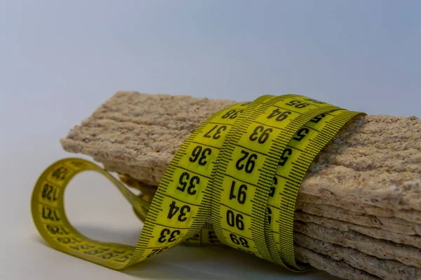 Müsli Fitness Knäckebrot Mit Zentimeterband Auf Weißem Hintergrund — Stockfoto