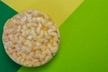 Yeşil arkaplanda mısır tortilla fitness yiyeceği fotokopi alanı yakın çekim