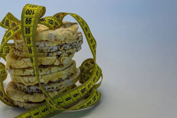 Maiskuchen Fitness Food Mit Maßband Auf Weißem Hintergrund — Stockfoto