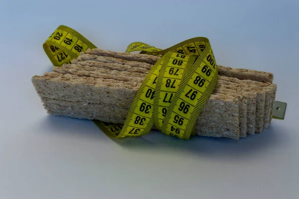 Fitness Knäckebrot Mit Zentimeterband Auf Weißem Hintergrund Isoliert — Stockfoto