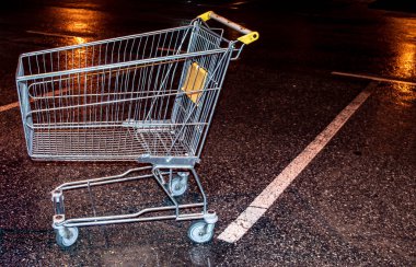 Geceleri süpermarketten demir tramvay.