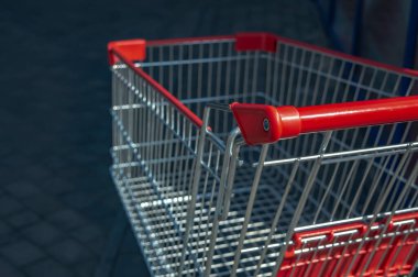 Güneşli bir günde caddedeki süpermarketten tramvay kapanıyor.