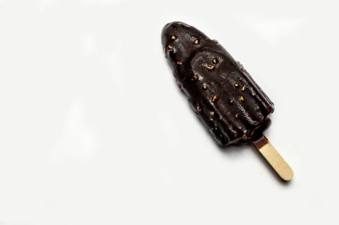 Çikolata kaplı dondurma, beyaz arka planda.