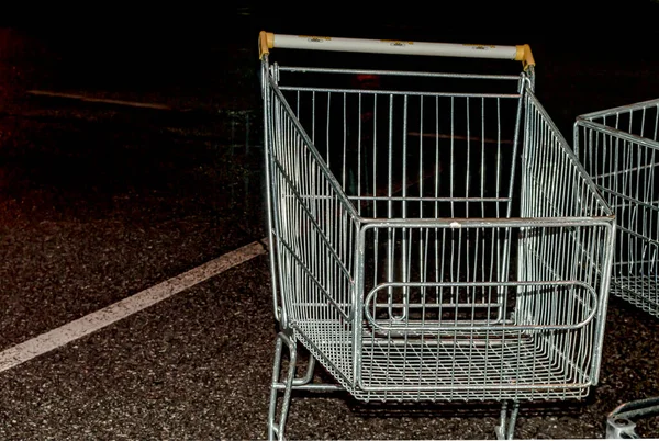 Carrito Del Supermercado Aparcamiento Nocturno Primer Plano —  Fotos de Stock