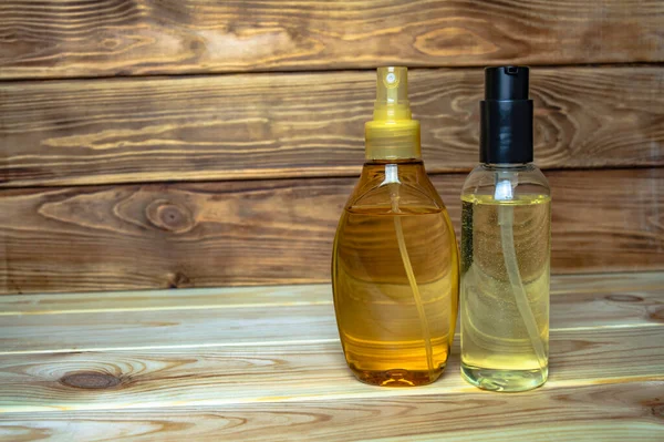 Dos Botellas Plástico Con Fondo Madera Aceite Masaje Amarillo —  Fotos de Stock