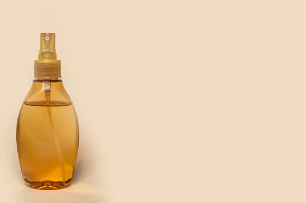 Plastikowa Butelka Sprayem Żółtym Olejem Masażu Zbliżenie — Zdjęcie stockowe