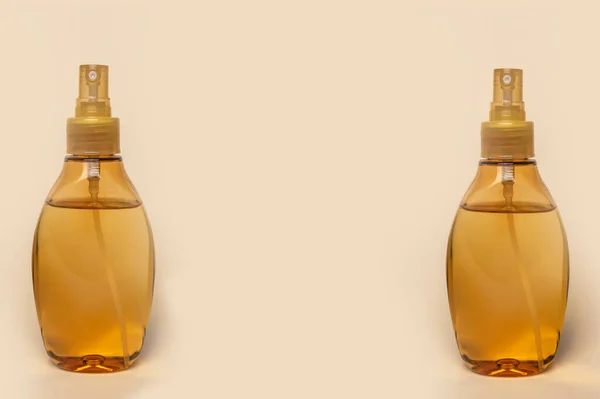Dwie Plastikowe Butelki Żółtym Olejkiem Masażu — Zdjęcie stockowe