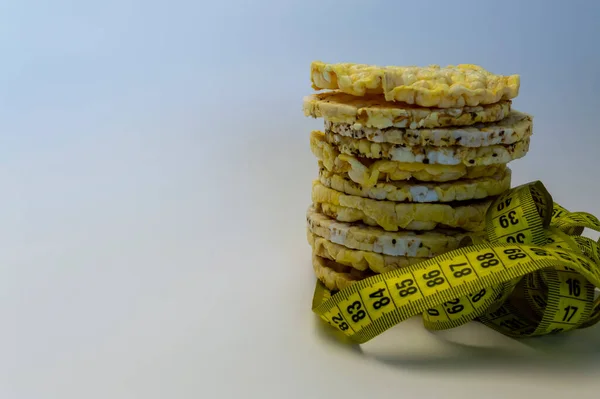 Mais Und Reiskuchen Fitness Food Mit Maßband Auf Weißem Hintergrund — Stockfoto