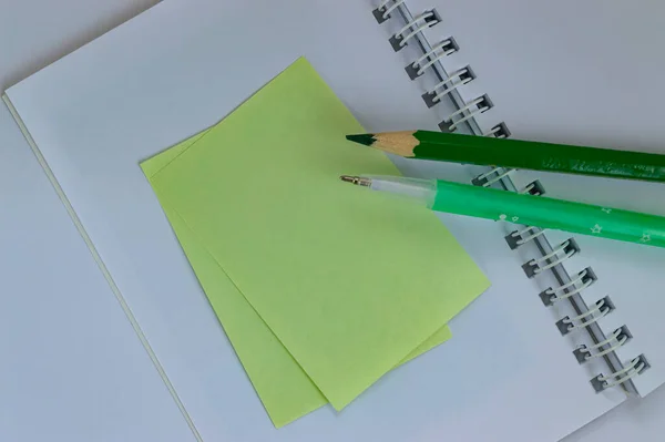 Notlar Için Kalem Çıkartmaları Spiralli Defteri — Stok fotoğraf
