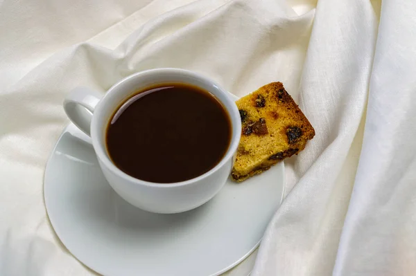 Een Kop Koffie Een Stuk Muffin Ontbijt Bed — Stockfoto