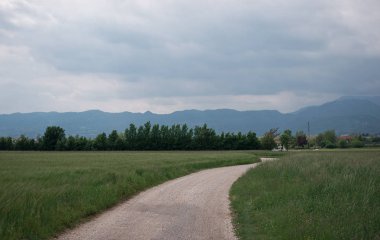 Kırsal manzara. Bulutlu gökyüzü.