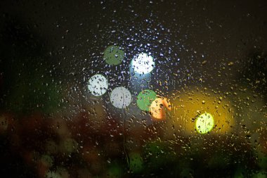 Pencere camında yağmur damlaları
