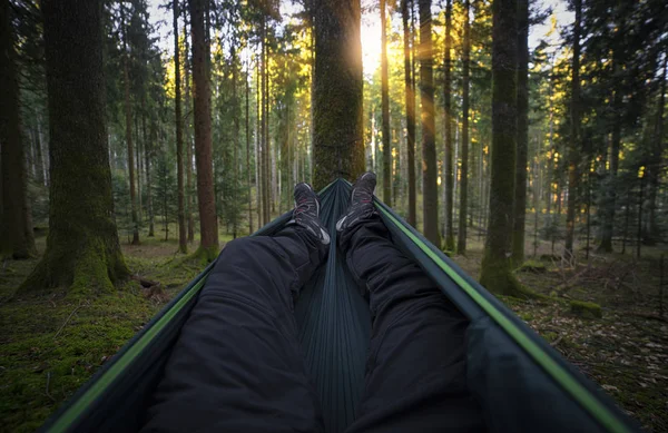 Homme Relaxant Dans Hamac Suspendu Parmi Les Arbres Forêt — Photo