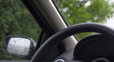 Araba camına yağmur yağıyor. Bahar yağmuru