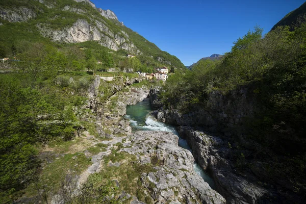 Arsiero'da Astico Torrent. Manzara.