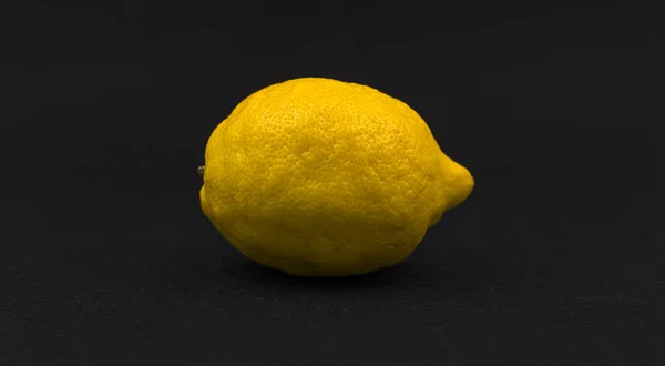Limón Sobre Fondo Oscuro — Foto de Stock