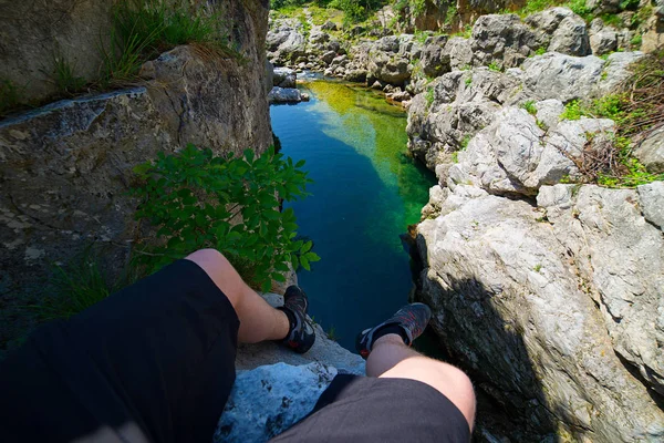 Людина Сидить Скелі Видом Річку Конр Пріа Арсіеро — стокове фото
