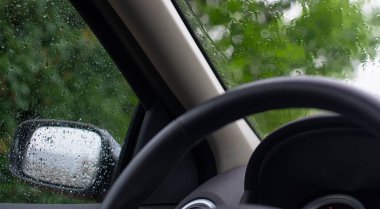 Yağmur damlaları araba camına